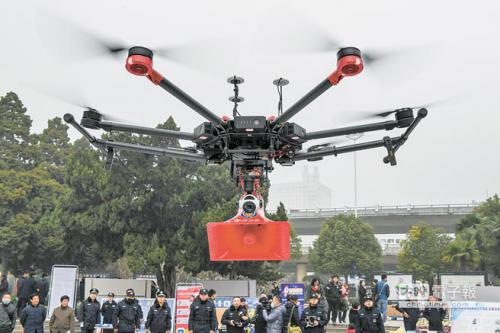 陆警攻坚、救人 无人机效率高