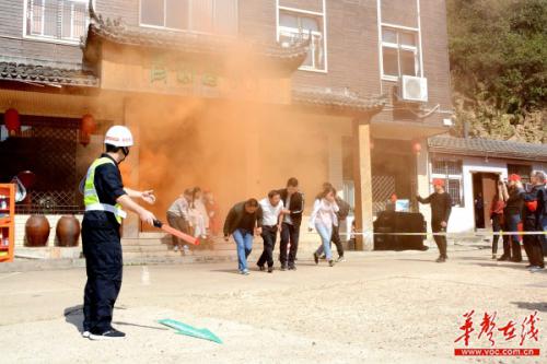 无人机搭载生命探测仪 黑科技亮相长沙岳麓区地质灾害救援演练