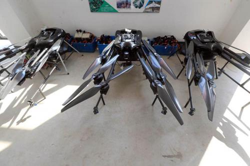 上海首个农业无人机应用实训基地落户松江，现场展示无人机喷洒农药……