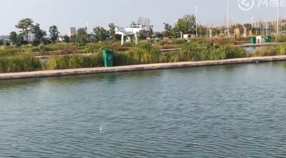 城会玩！男子操作无人机提鱼线 钓到一条鲫鱼