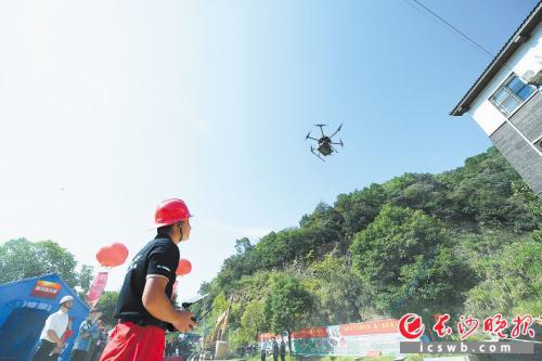 长沙举行山体滑坡地质灾害救援演练 无人机搜寻迅速救出“被困”人员