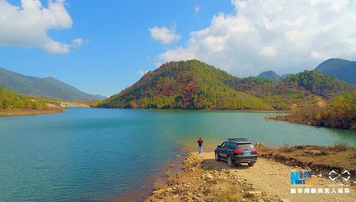 无人机航拍秋日红池坝 秋染群山云海如瀑