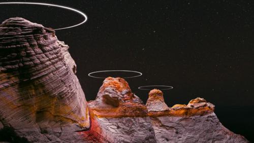 英国华裔摄影师用无人机灯光创作超现实科幻摄影作品