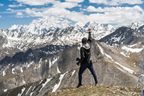 他们带了很多相机去旅行，却用无人机拍了一部短片