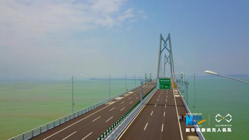 无人机航拍正式通车的港珠澳大桥