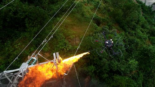 梧州供电局精益保供电无人机喷火除隐患