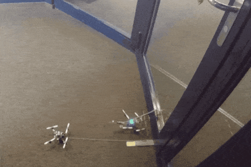 [图]谁说微型无人机没力气？它能开门 能提自身重量40倍的重物