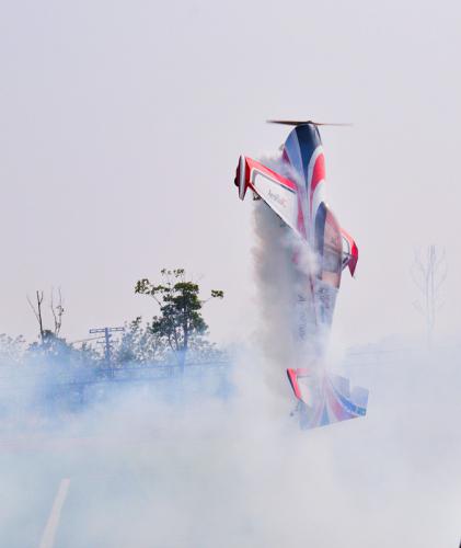 无人机花样队列公开赛惊艳校园