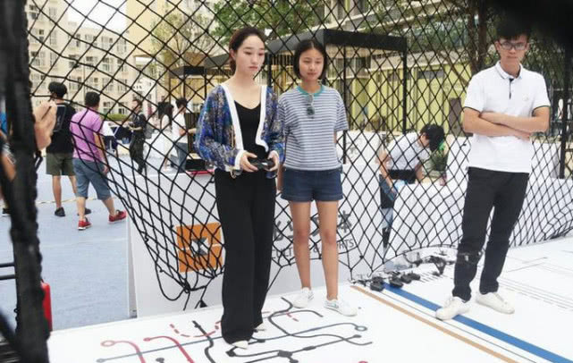 无人机世锦赛进港中大深圳校区推广 大学生们觉得好爽