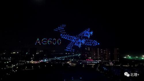 今夜，600 架无人机闪耀高校夜空迎航展