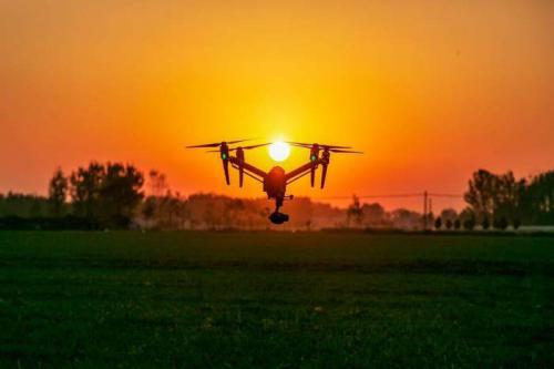 新奇! 无人机派上大用场 助力输电线路验收