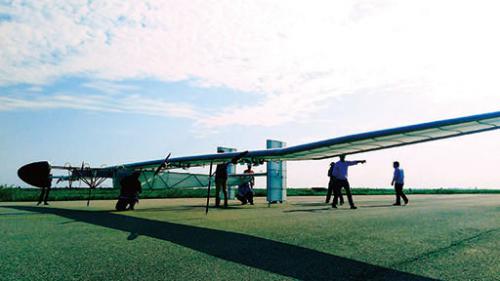 航空工业大型太阳能无人机完成首飞