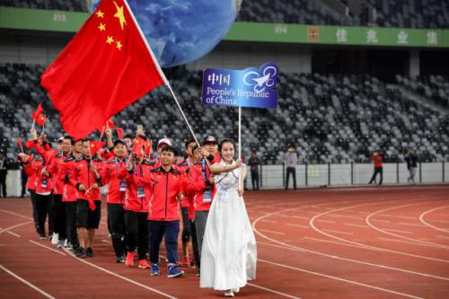 首届无人机世锦赛拉开帷幕 7000米LED赛道被点亮