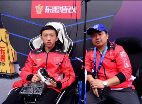 首届无人机世锦赛落幕 中国14岁小将胡乾惕获青少年组亚军