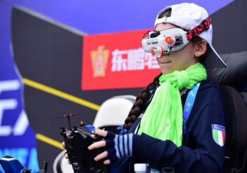 无人机选手背后的故事 帮助行动不便之人重获自由