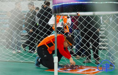 人工智能教育成果展 400名学生无人机大赛"秀操作"