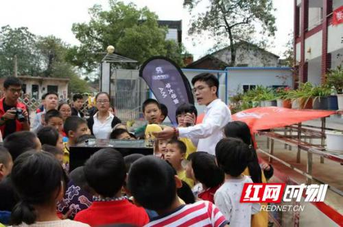 南华学子送教下乡 带村里娃“玩”转无人机、机器人