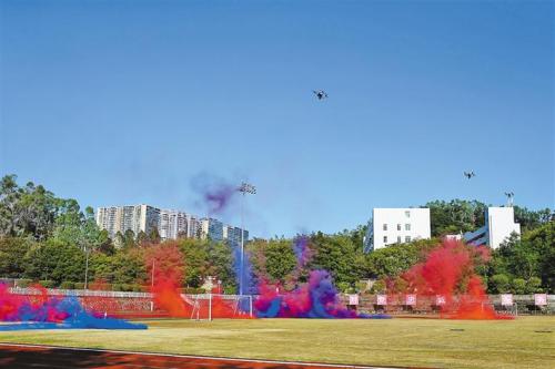 警用无人机可携实弹击中目标--一次携带15发弹药，最大射程240米