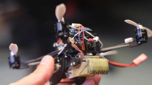 科学家们创造了能够打开门的微型黄蜂无人机