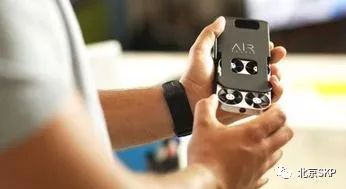 RENDEZ-VOUS | 小身材大能量的AIRSELFIE—— 一个随时随地空中自拍的迷你无人机