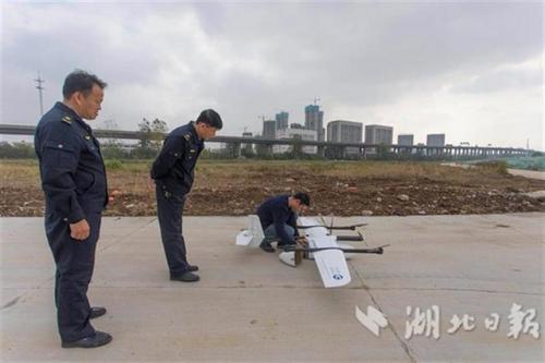 武汉城管用“鹰眼”查违 地面砖头都可看清