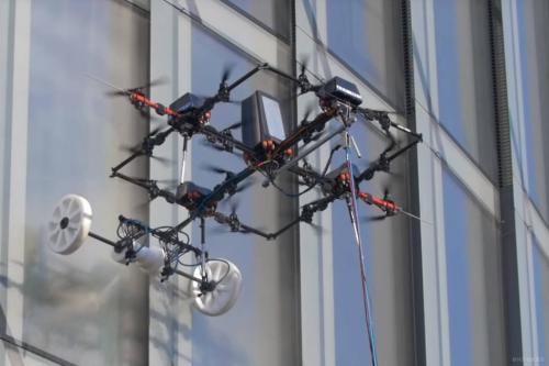 无人机危险作业：洗窗无人机取代人类清洁工蜘蛛人