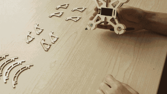 这架木头拼成的无人机是献给所有男孩们的「飞行礼物」