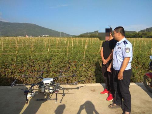 一男子欲在铁路线旁航拍 被陵水铁警及时制止