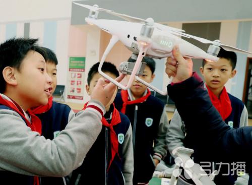 学生玩起无人机，机器人翻跟斗 这个学校已与未来连接