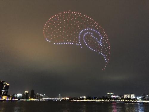 精彩！白鹅潭夜空首度上演无人机灯光秀