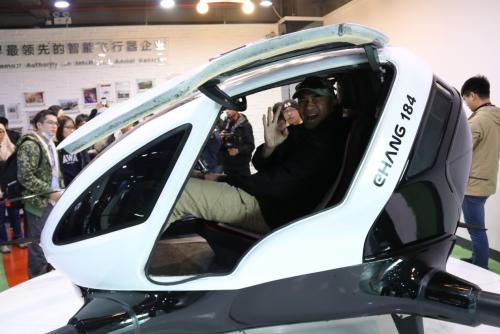 开放巨变老外看：无人机让人类像鸟儿一样自由“飞翔”