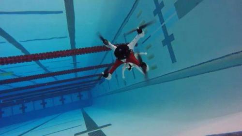 小伙发明可潜水无人机，飞入水秒变小潜艇，用途广泛获 680 万奖金