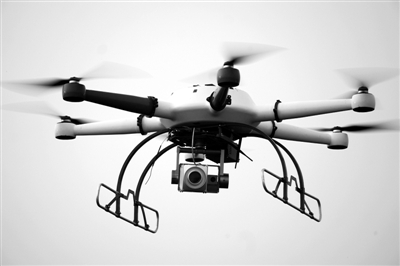 无人机配激光炮，高压线外飘物一击即中