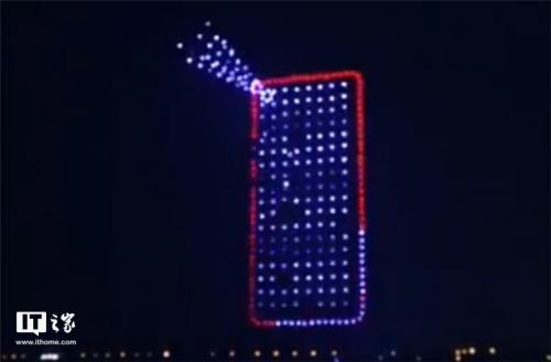 华为湘江夜空200余架无人机上演灯光秀