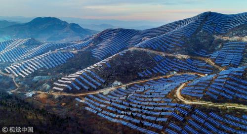 太行一山脉铺满“铁甲” 无人机飞过甚是壮观