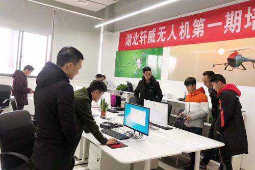 天鹰兄弟开展植保无人机技术培训 提高农业生产效率
