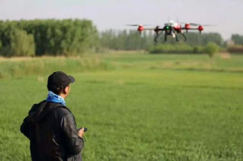 无人机进农田：喷农药效率为人力的30倍，数据共享尚有阻碍