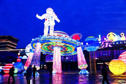 无人机灯光秀点亮水上金字塔 武汉欢乐谷奇幻灯光节盛大开幕