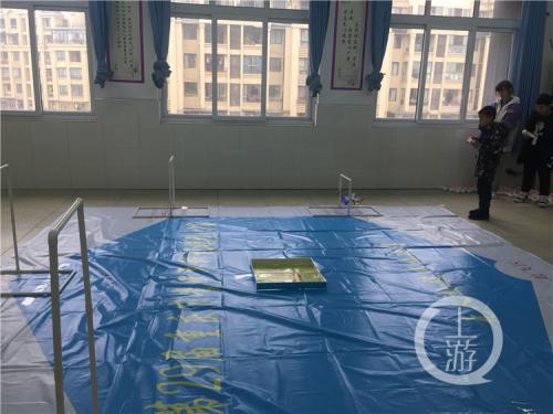 这名小学生操控无人机 穿越5个拱门 只用10秒就停在“机场”