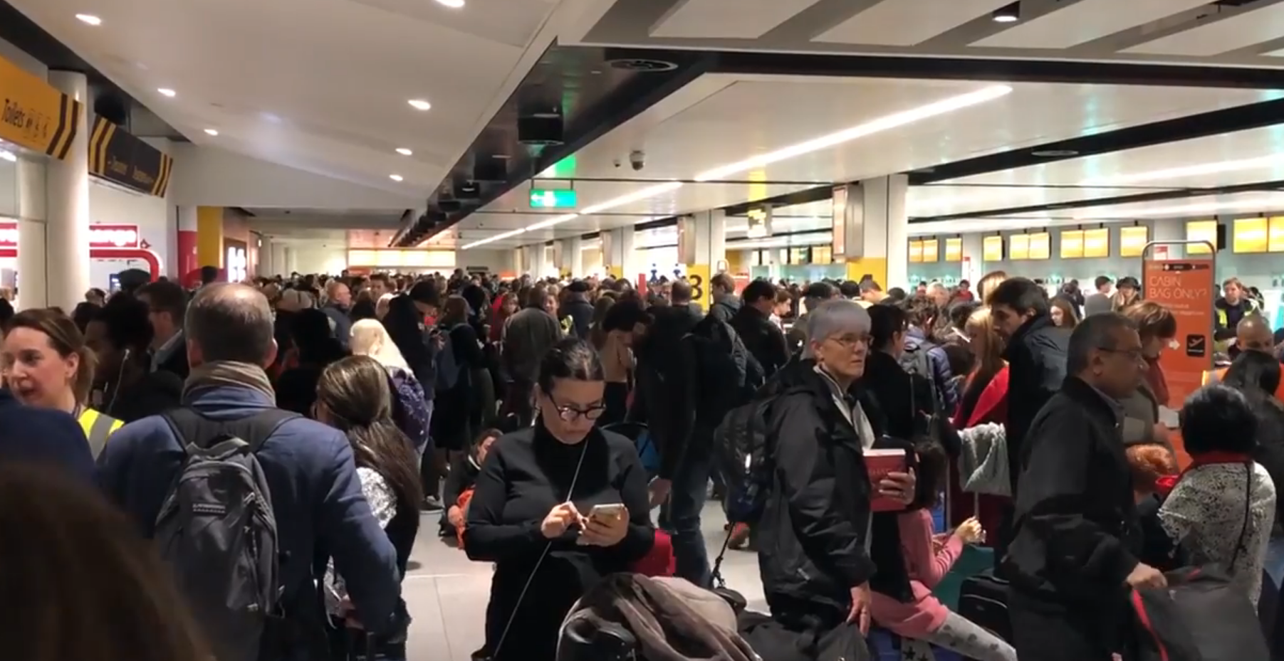 机场因它两次关闭，耽误上万人：无人机真的是空中的捣蛋鬼吗？