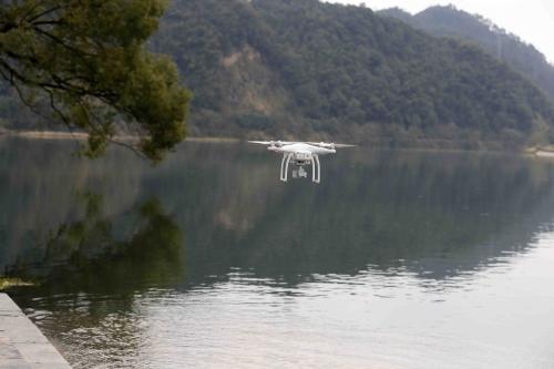 玩起APP 遥控无人机 雅安村级河长巡河很“洋盘”