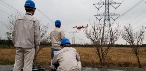 电力公司配备智能头盔、无人机、机器人 寒潮中为电网保驾护航