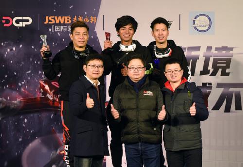 上海举行无人机竞速赛 “空中F1”冒雪巅峰对决