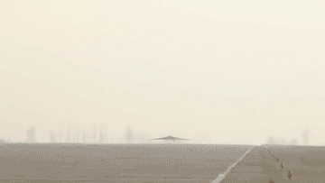 中国飞翼布局隐身无人机试飞 机背进气翼展10米(图)