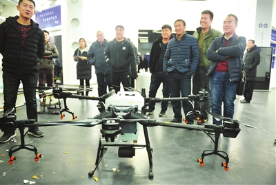 “科技成果超市”热闹非凡农户青睐新型植保无人机