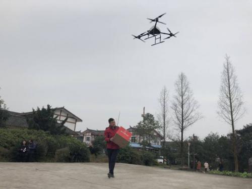无人机四川常态化送货第一单：80岁老爷爷收到“飞”来的年货