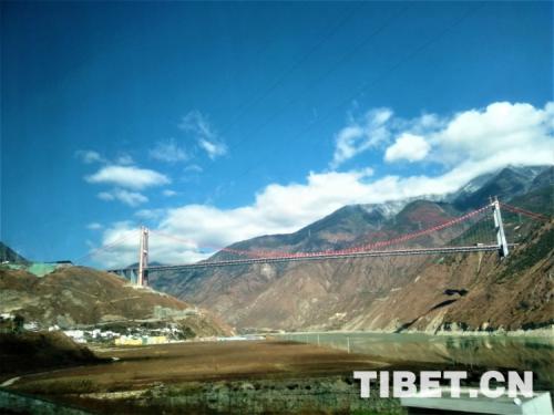 “川藏第一桥”：无人机架桥索 提前9个月顺利通车