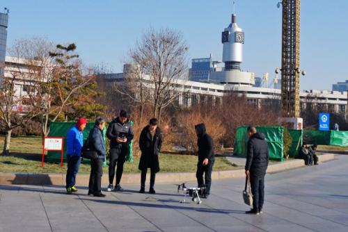 天津站前世纪钟广场 启用无人机治理交通违法