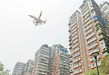 晚报义工出动无人机搜救走失老人