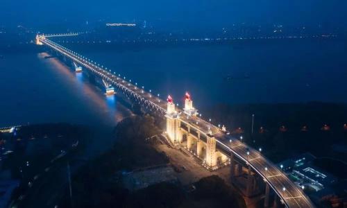 南京长江大桥上“黑科技”：高空探头+多功能无人机 